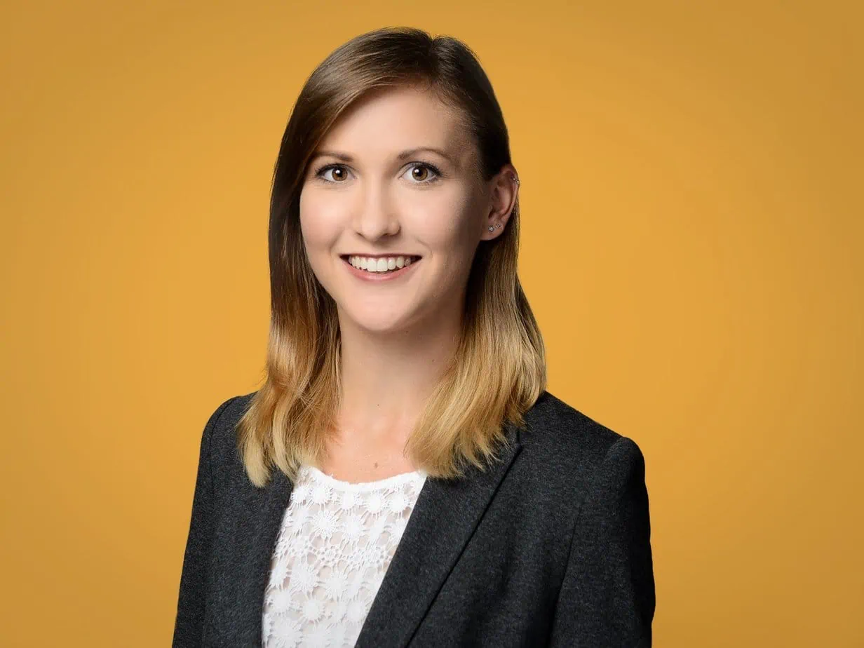 Mitarbeiterfoto - Hintergrund gelb